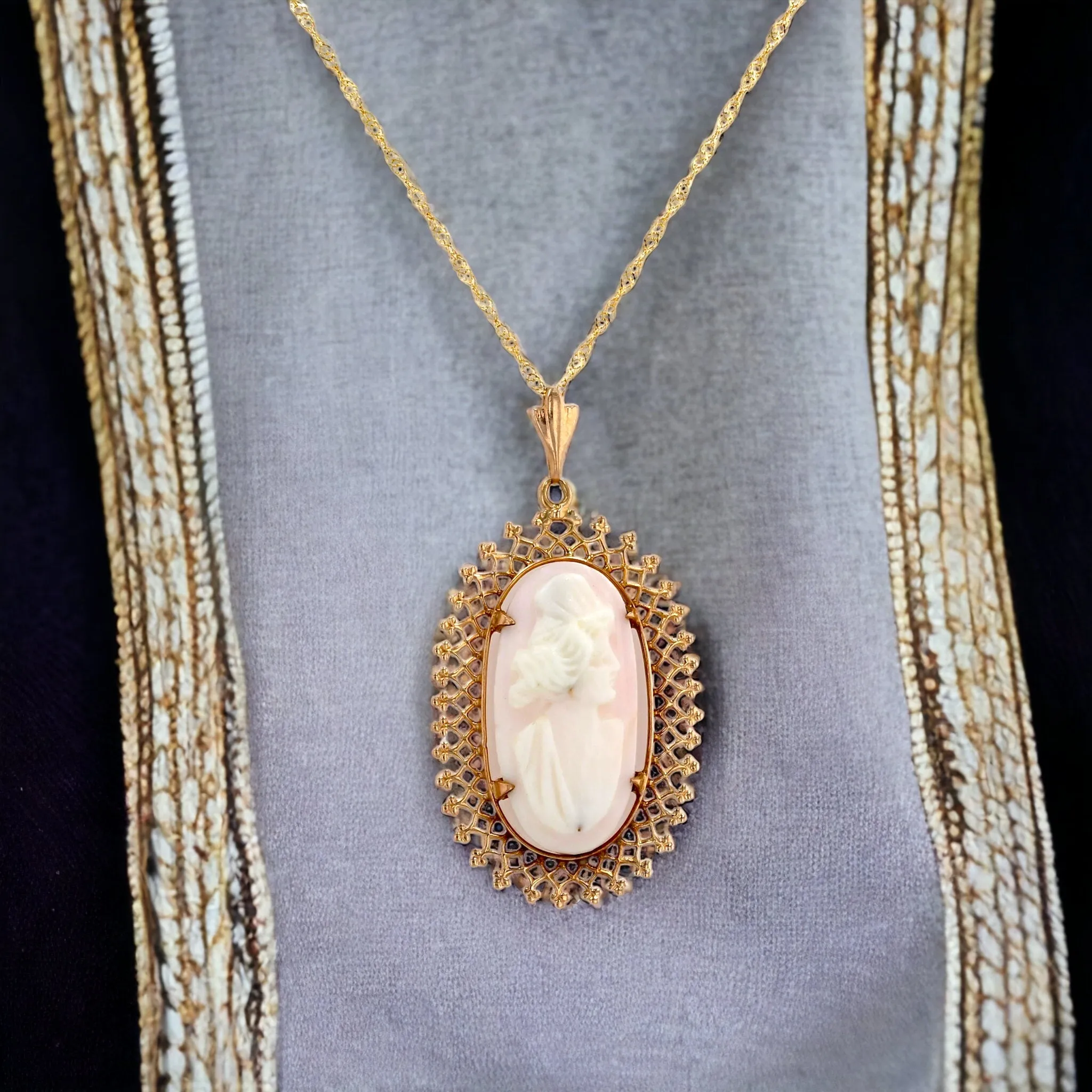 Gold 10k set cameo pendant