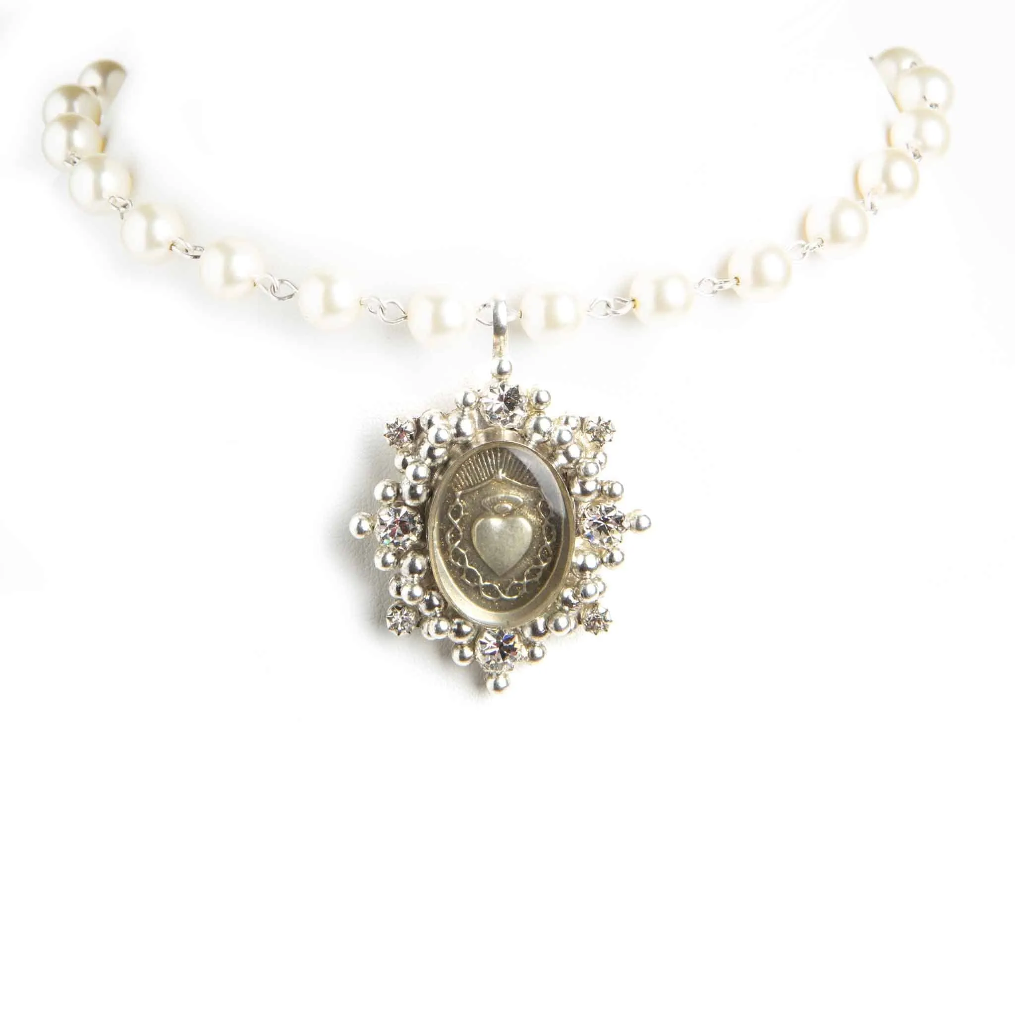 Iconic Pearl Choker Cream Pearl with Luxury Medallions