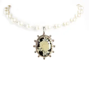 Iconic Pearl Choker Cream Pearl with Luxury Medallions