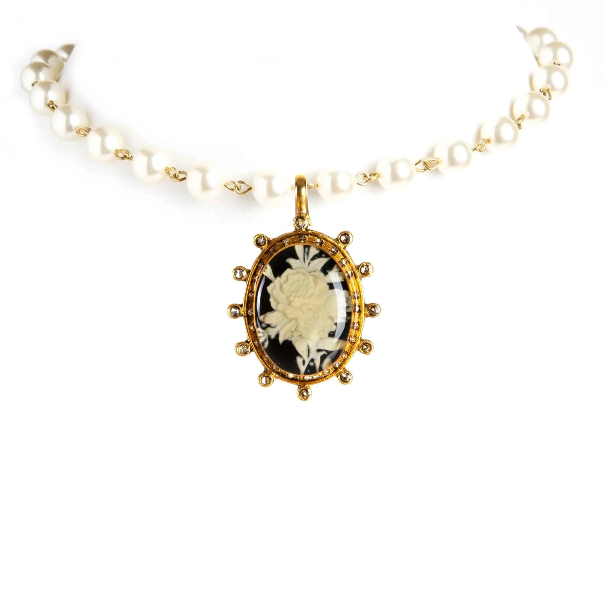 Iconic Pearl Choker Cream Pearl with Luxury Medallions