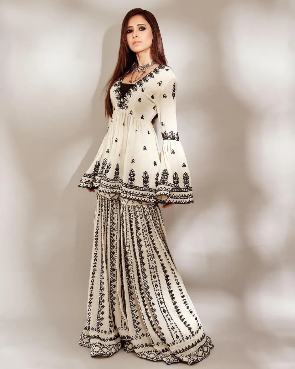 WHITE-SHARARA-GEORGETTE-EMBROIDERY-MOTI-KUNDN