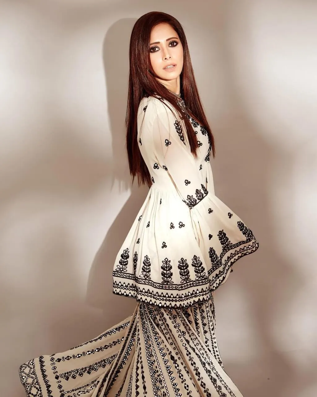 WHITE-SHARARA-GEORGETTE-EMBROIDERY-MOTI-KUNDN